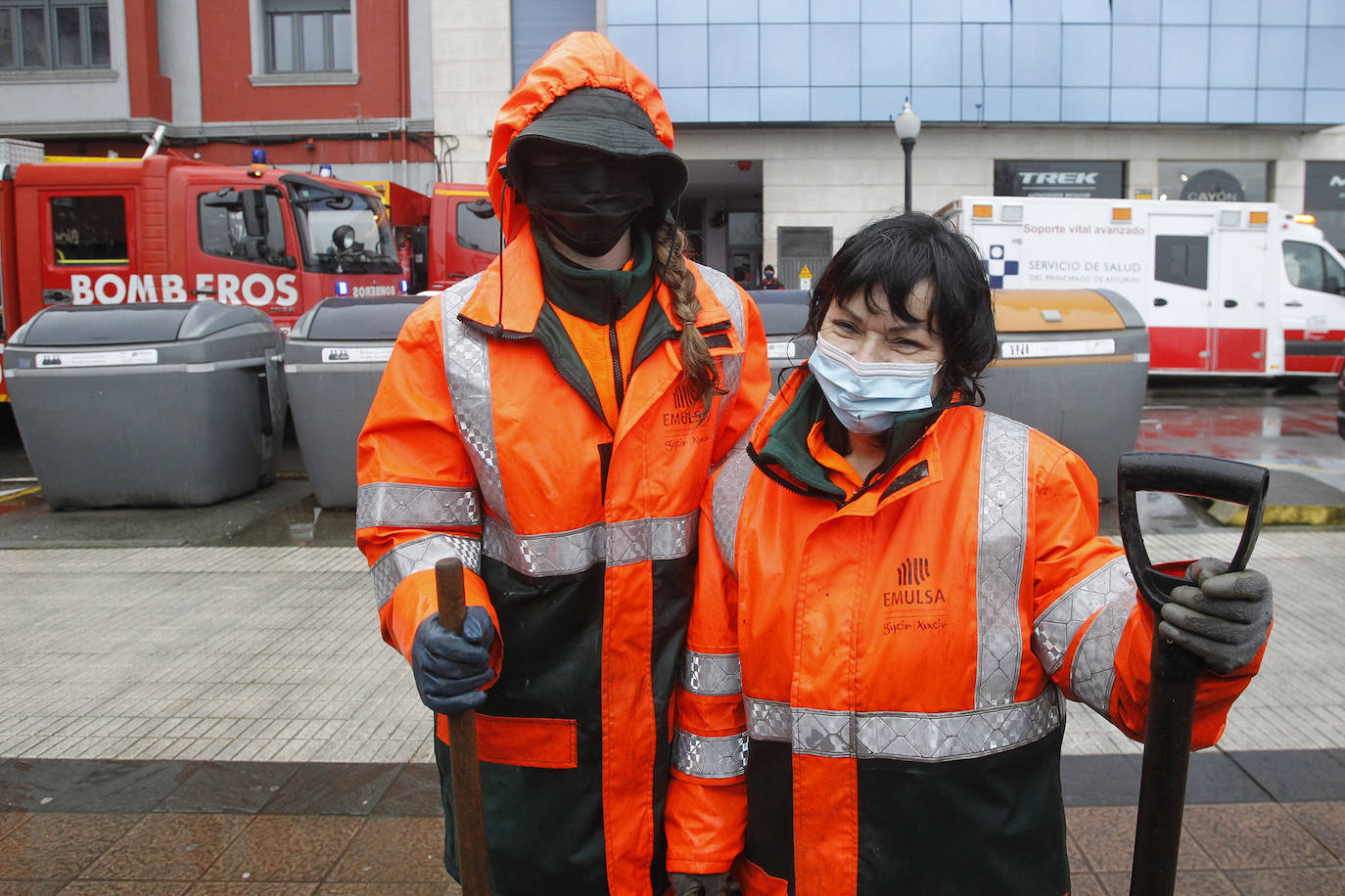 Dos personas quedaron atrapadas tras derrumbarse parte del techo del colegio de San Vicente de Paúl, en Gijón. 