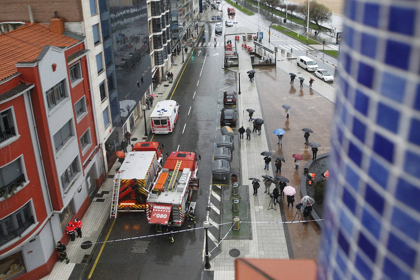 Dos personas quedaron atrapadas tras derrumbarse parte del techo del colegio de San Vicente de Paúl, en Gijón. 