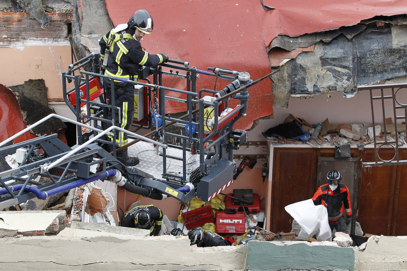 Dos personas quedaron atrapadas tras derrumbarse parte del techo del colegio de San Vicente de Paúl, en Gijón. 