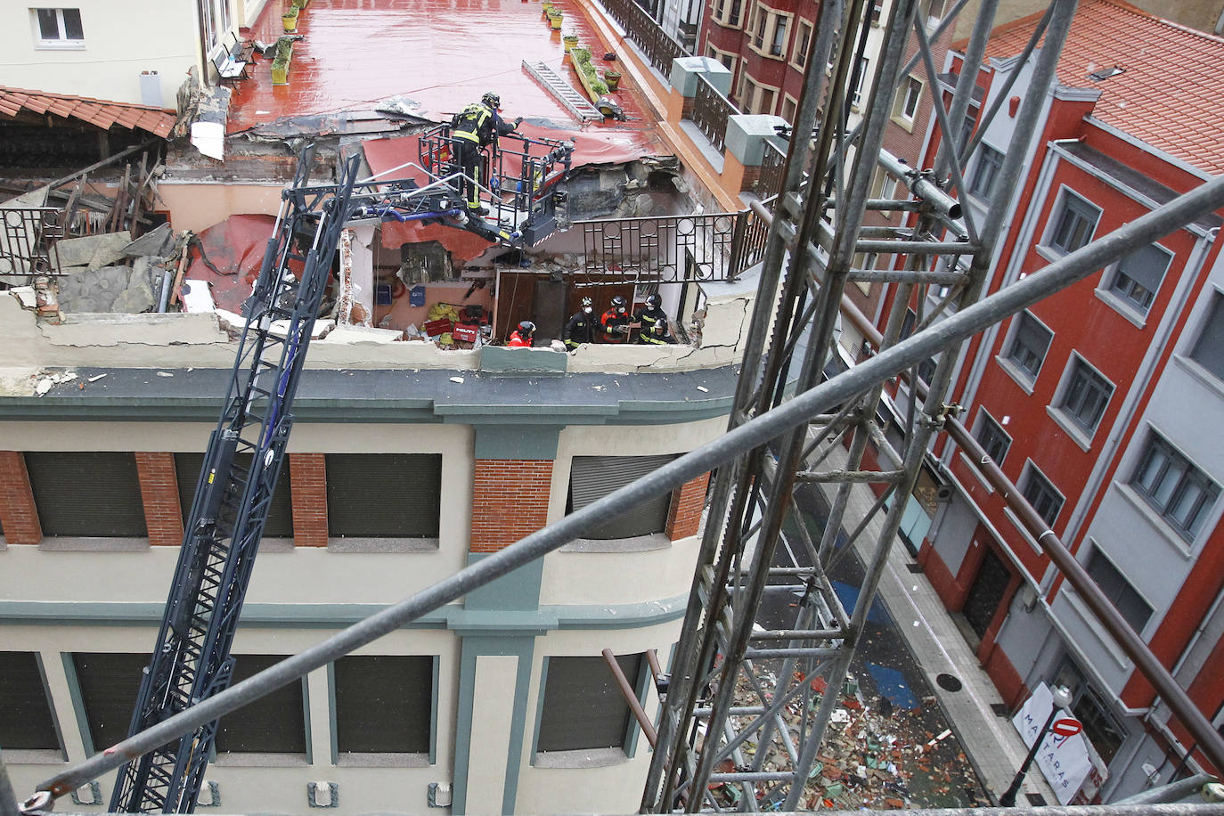 Dos personas quedaron atrapadas tras derrumbarse parte del techo del colegio de San Vicente de Paúl, en Gijón. 