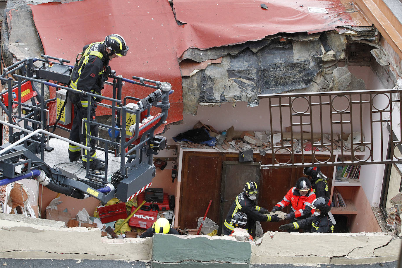 Dos personas quedaron atrapadas tras derrumbarse parte del techo del colegio de San Vicente de Paúl, en Gijón. 