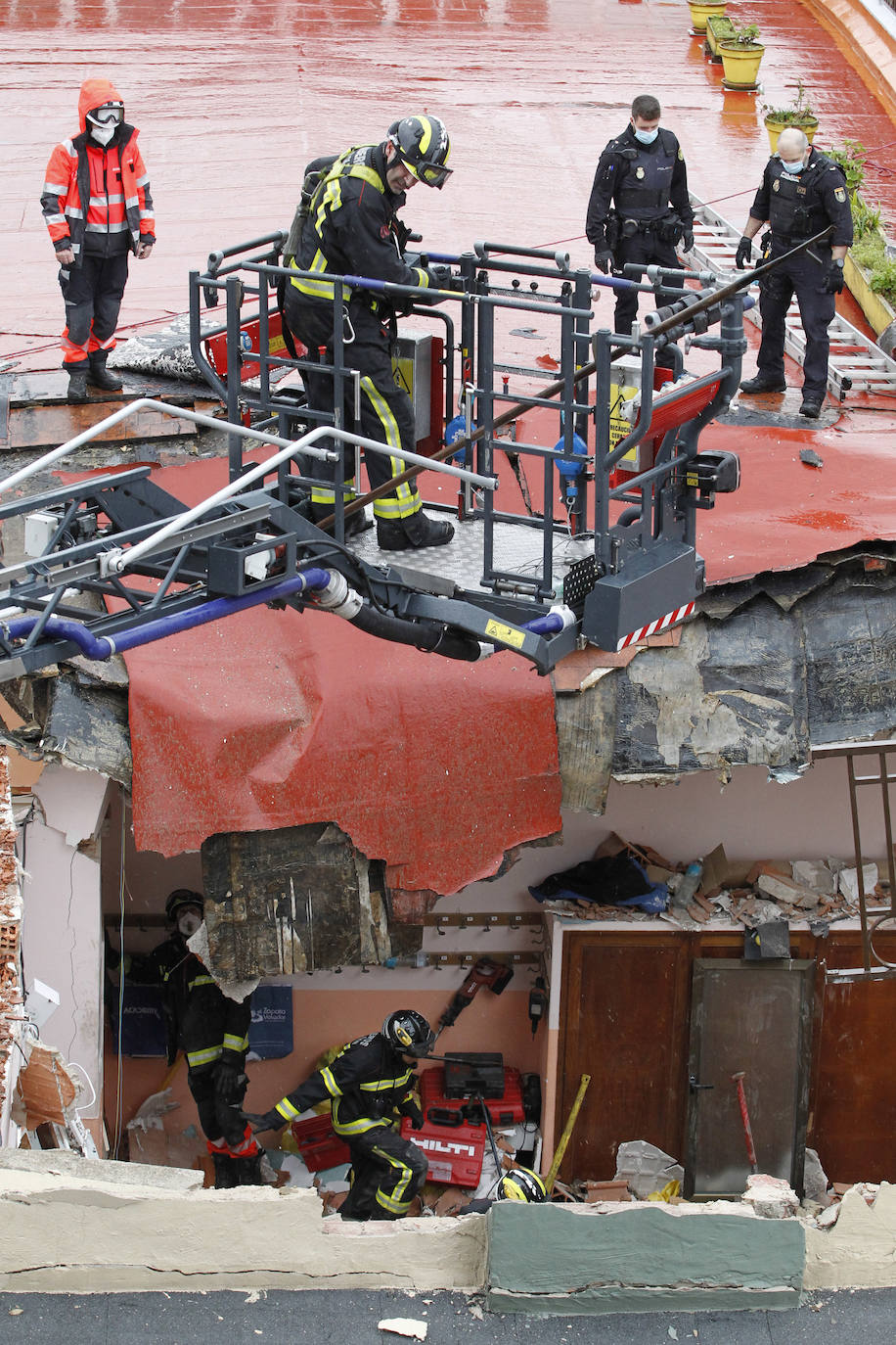 Dos personas quedaron atrapadas tras derrumbarse parte del techo del colegio de San Vicente de Paúl, en Gijón. 
