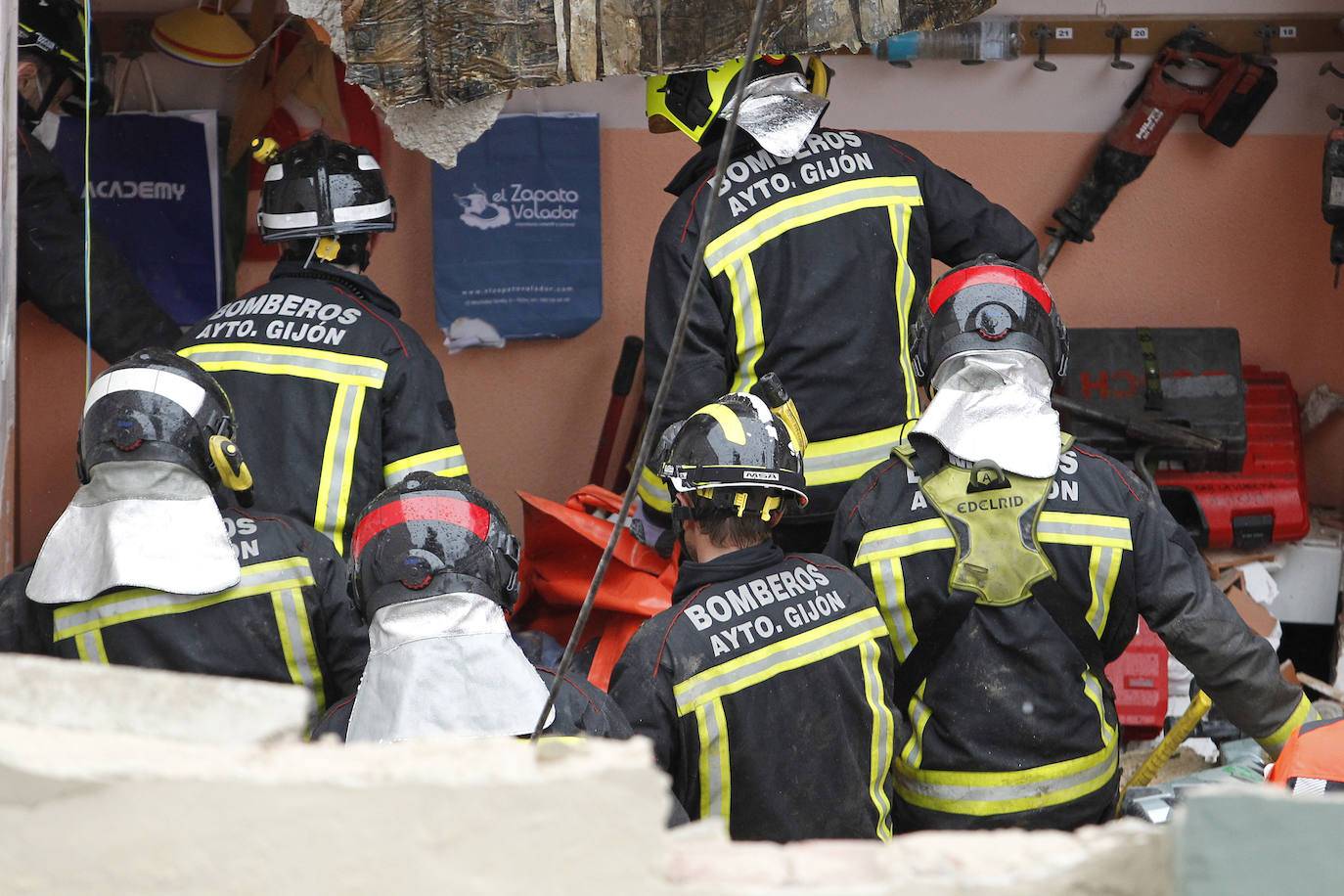 Dos personas quedaron atrapadas tras derrumbarse parte del techo del colegio de San Vicente de Paúl, en Gijón. 