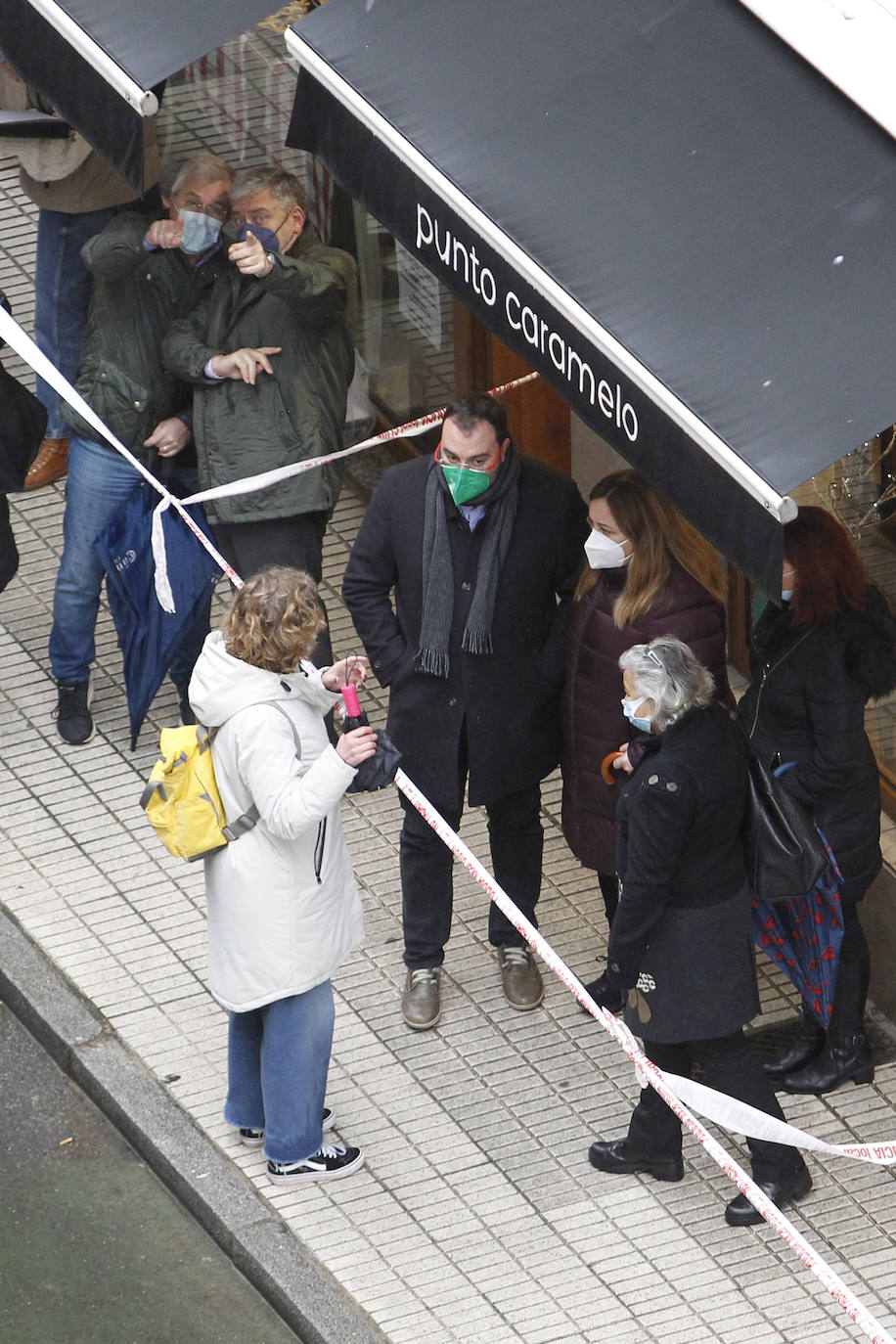 Dos personas quedaron atrapadas tras derrumbarse parte del techo del colegio de San Vicente de Paúl, en Gijón. 