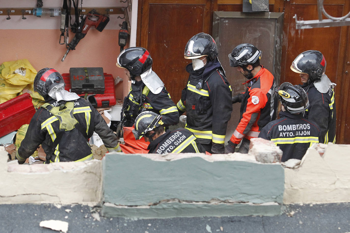 Dos personas quedaron atrapadas tras derrumbarse parte del techo del colegio de San Vicente de Paúl, en Gijón. 