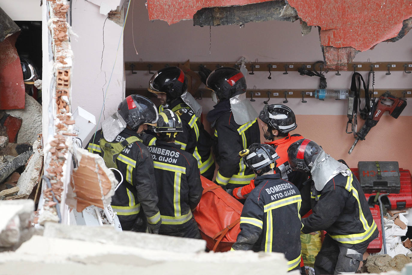 Dos personas quedaron atrapadas tras derrumbarse parte del techo del colegio de San Vicente de Paúl, en Gijón. 