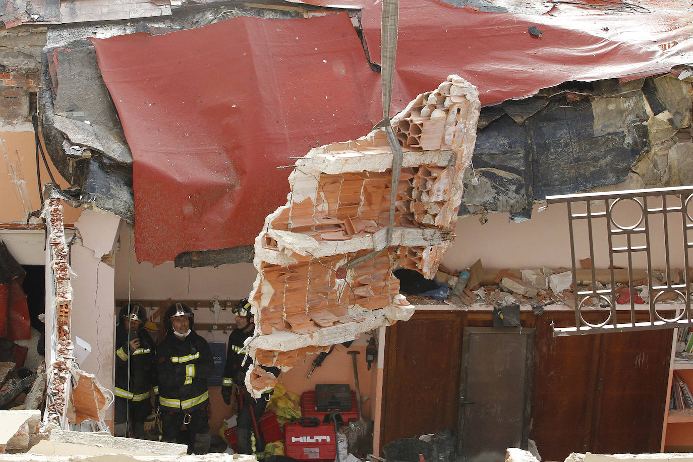 Dos personas quedaron atrapadas tras derrumbarse parte del techo del colegio de San Vicente de Paúl, en Gijón. 