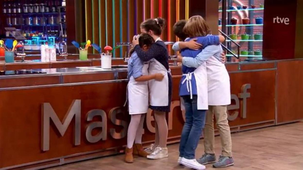 Gonzalo y Alexia se abrazan a los finalistas, en el momento de su expulsión. 