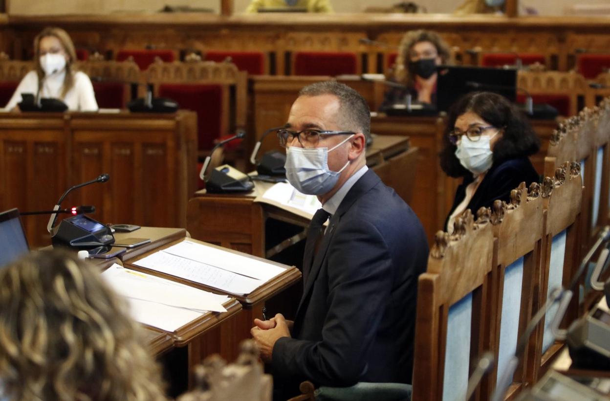 Pablo Fernández y Concepción Saavedra, durante la comparecencia de ayer en la Junta. 