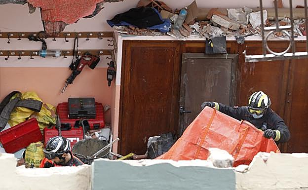 Vídeo | La angustiosa búsqueda de los desaparecidos tras el derrumbre del techo de un edificio en Gijón