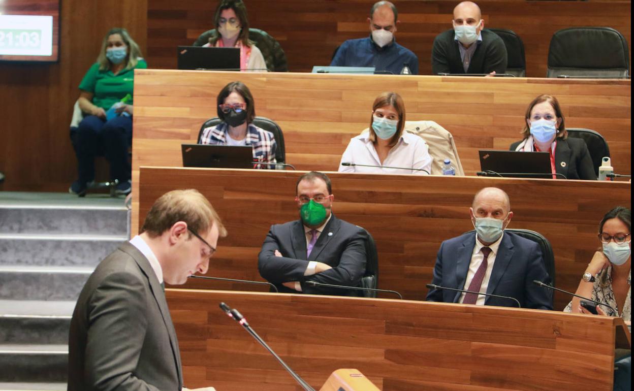 Adrián Pumares interviene en la Junta ante la mirada de la bancada socialista. 