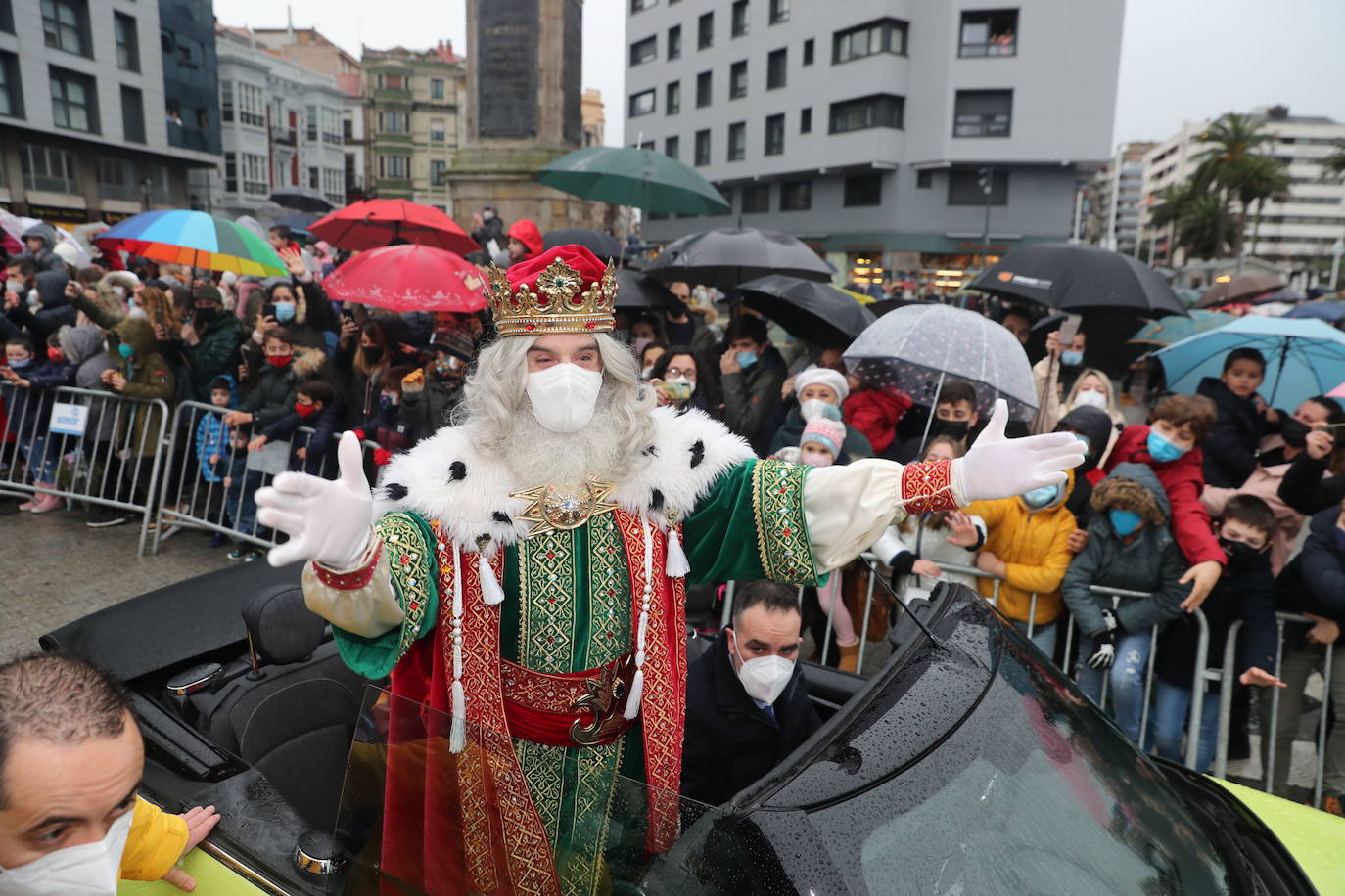 Los Reyes Magos atracaban en el puerto de Gijón bajo la lluvia sobre las 11 de la mañana mientras centenares de niños coreaban lo nombres de Sus Majestades.