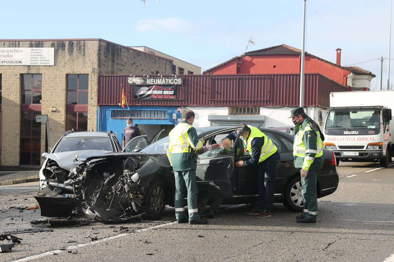 Un hombre ha resultado herido este viernes al chocar el coche que conducía contra otro vehículo. 