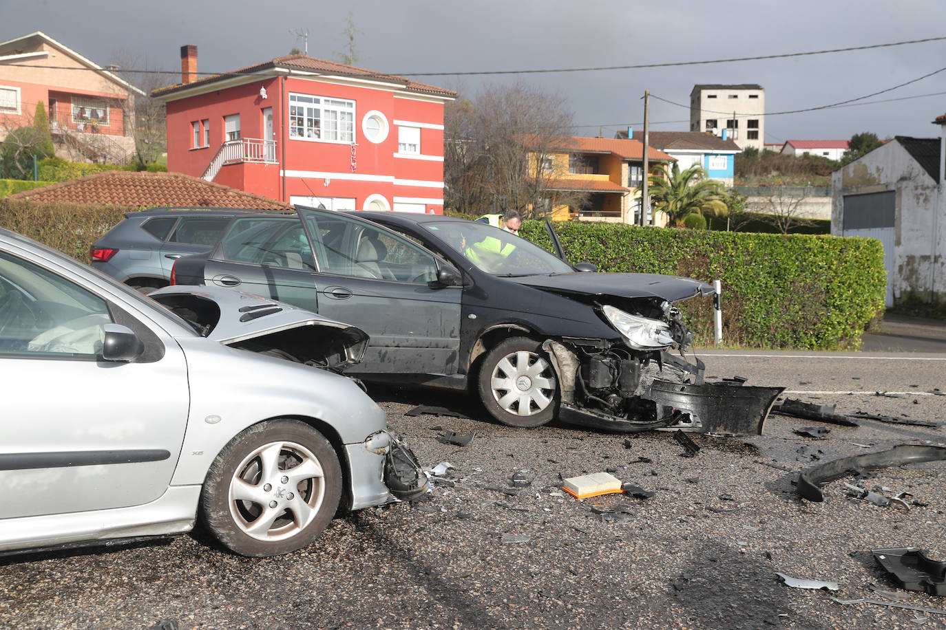 Un hombre ha resultado herido este viernes al chocar el coche que conducía contra otro vehículo. 