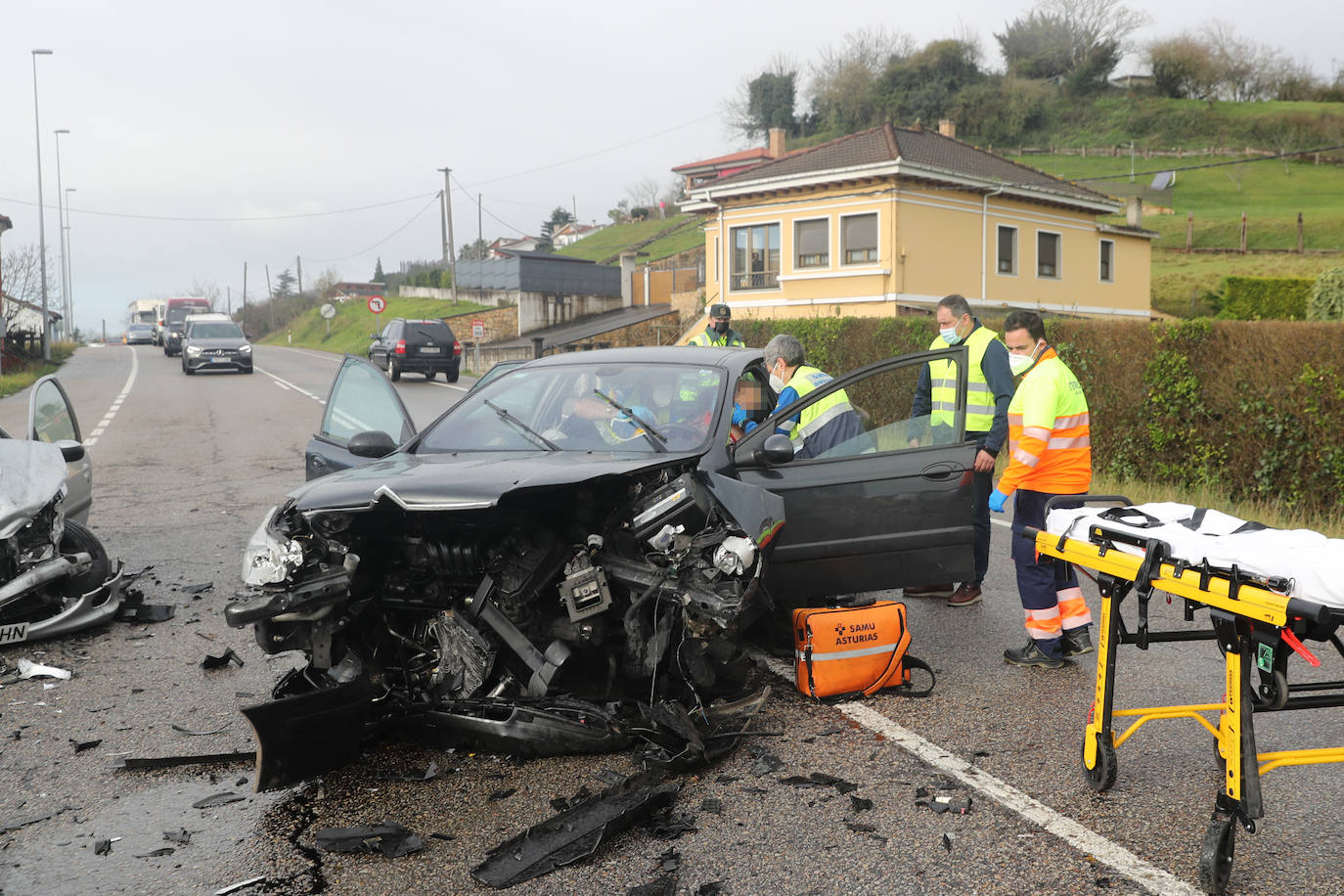 Un hombre ha resultado herido este viernes al chocar el coche que conducía contra otro vehículo. 