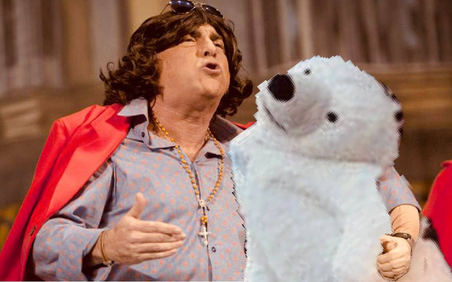 La cabalgata de Reyes Magos de Cádiz ha dado mucho que hablar por culpa de un inesperado protagonista: un oso polar que resultó 'accidentado'. El disfraz tenía la cabeza girada durante el desfile, lo que ha provocado numerosos comentarios y memes. 