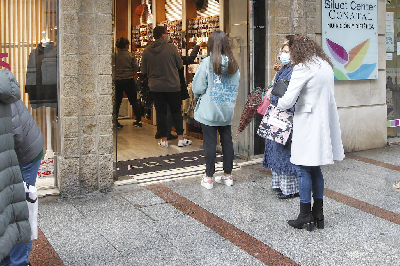 La de este 7 de enero ha sido una primera jornada de rebajas atípica. Por lo general, en las calles de las ciudades asturianas o en los centros comerciales de la región, no se han registrado grandes aglomeraciones. Estos descuentos que llegan después de Reyes han estado más protagonizados por las devoluciones que por las compras, recibidos con poco entusiamo por parte de los clientes.