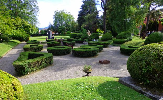 Jardín francés con la huella de las gradas de la pista de tenis.