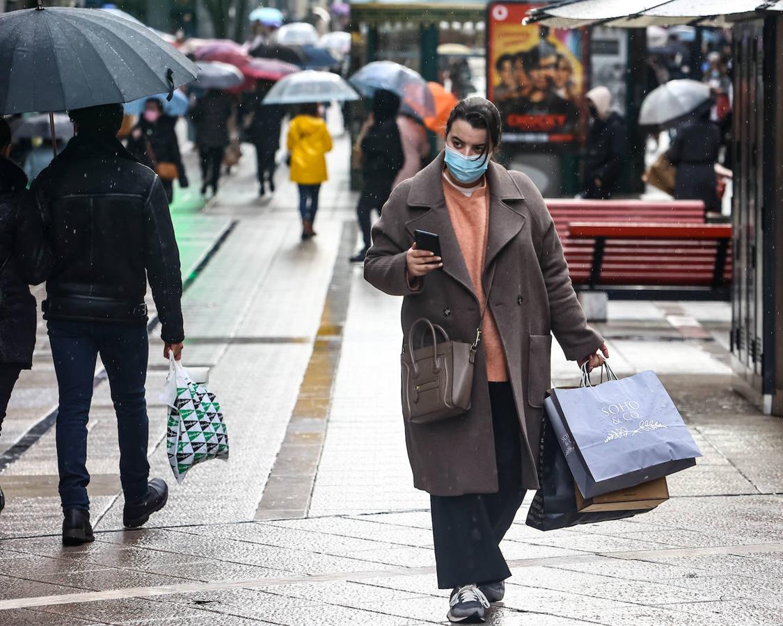 La de este 7 de enero ha sido una primera jornada de rebajas atípica. Por lo general, en las calles de las ciudades asturianas o en los centros comerciales de la región, no se han registrado grandes aglomeraciones. Estos descuentos que llegan después de Reyes han estado más protagonizados por las devoluciones que por las compras, recibidos con poco entusiamo por parte de los clientes.