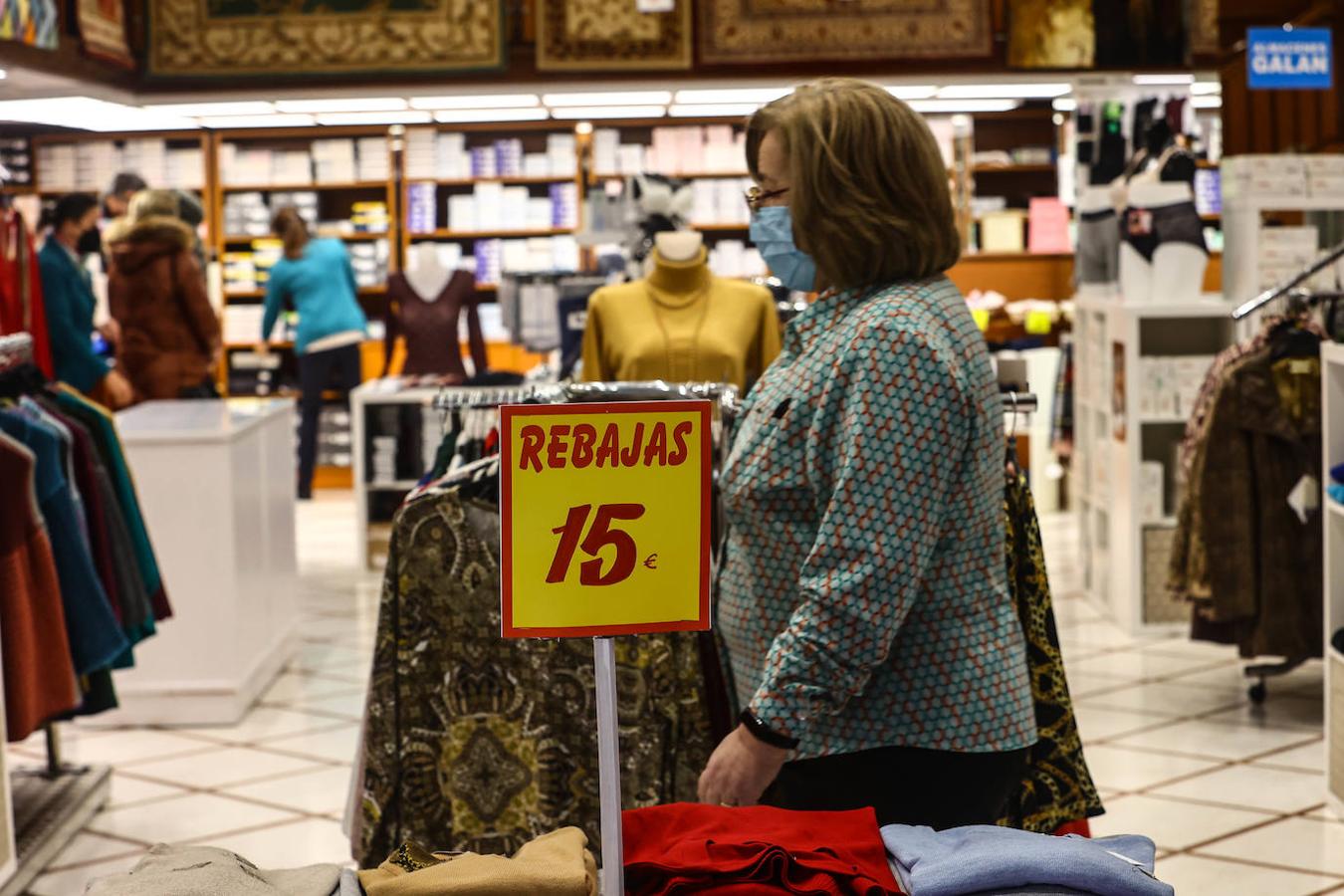 La de este 7 de enero ha sido una primera jornada de rebajas atípica. Por lo general, en las calles de las ciudades asturianas o en los centros comerciales de la región, no se han registrado grandes aglomeraciones. Estos descuentos que llegan después de Reyes han estado más protagonizados por las devoluciones que por las compras, recibidos con poco entusiamo por parte de los clientes.