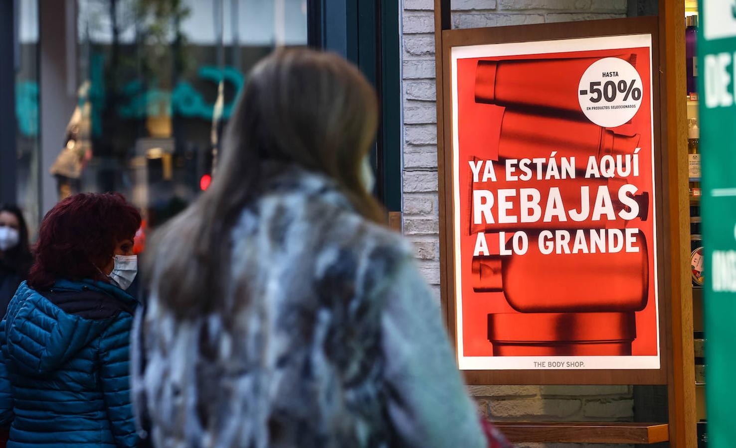 La de este 7 de enero ha sido una primera jornada de rebajas atípica. Por lo general, en las calles de las ciudades asturianas o en los centros comerciales de la región, no se han registrado grandes aglomeraciones. Estos descuentos que llegan después de Reyes han estado más protagonizados por las devoluciones que por las compras, recibidos con poco entusiamo por parte de los clientes.