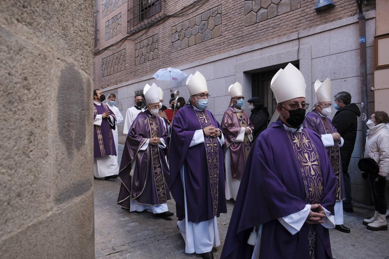 El cuerpo del llanerense Francisco Álvarez, cardenal y arzobispo emérito de Toledo, descansa ya en la Capilla de la Descensión de la catedral toledana. A la solemne misa de exequias presidida por el actual arzobispo de Toledo, Francisco Cerro Chaves, participaron cuatro cardenales –su sucesor, Antonio Cañizares, además de Juan José Omeya, Ricardo Blázquez y Carlos Osoro– así como una nutrida representación de arzobispos, obispos y sacerdotes procedentes de diferentes partes del país. Entre ellos, Jesús Sanz Montes, en representación el Arzobispado de Oviedo.