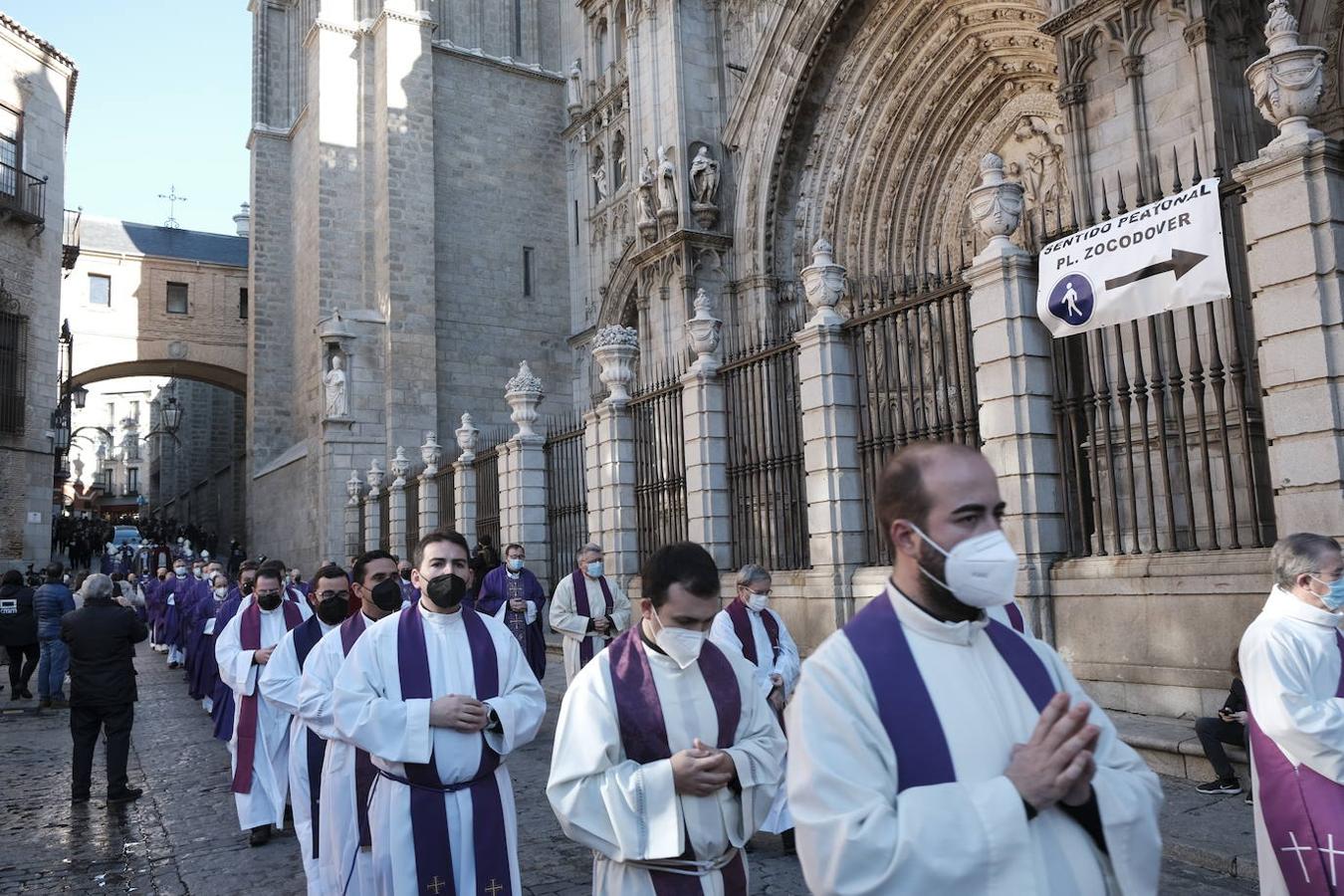 El cuerpo del llanerense Francisco Álvarez, cardenal y arzobispo emérito de Toledo, descansa ya en la Capilla de la Descensión de la catedral toledana. A la solemne misa de exequias presidida por el actual arzobispo de Toledo, Francisco Cerro Chaves, participaron cuatro cardenales –su sucesor, Antonio Cañizares, además de Juan José Omeya, Ricardo Blázquez y Carlos Osoro– así como una nutrida representación de arzobispos, obispos y sacerdotes procedentes de diferentes partes del país. Entre ellos, Jesús Sanz Montes, en representación el Arzobispado de Oviedo.