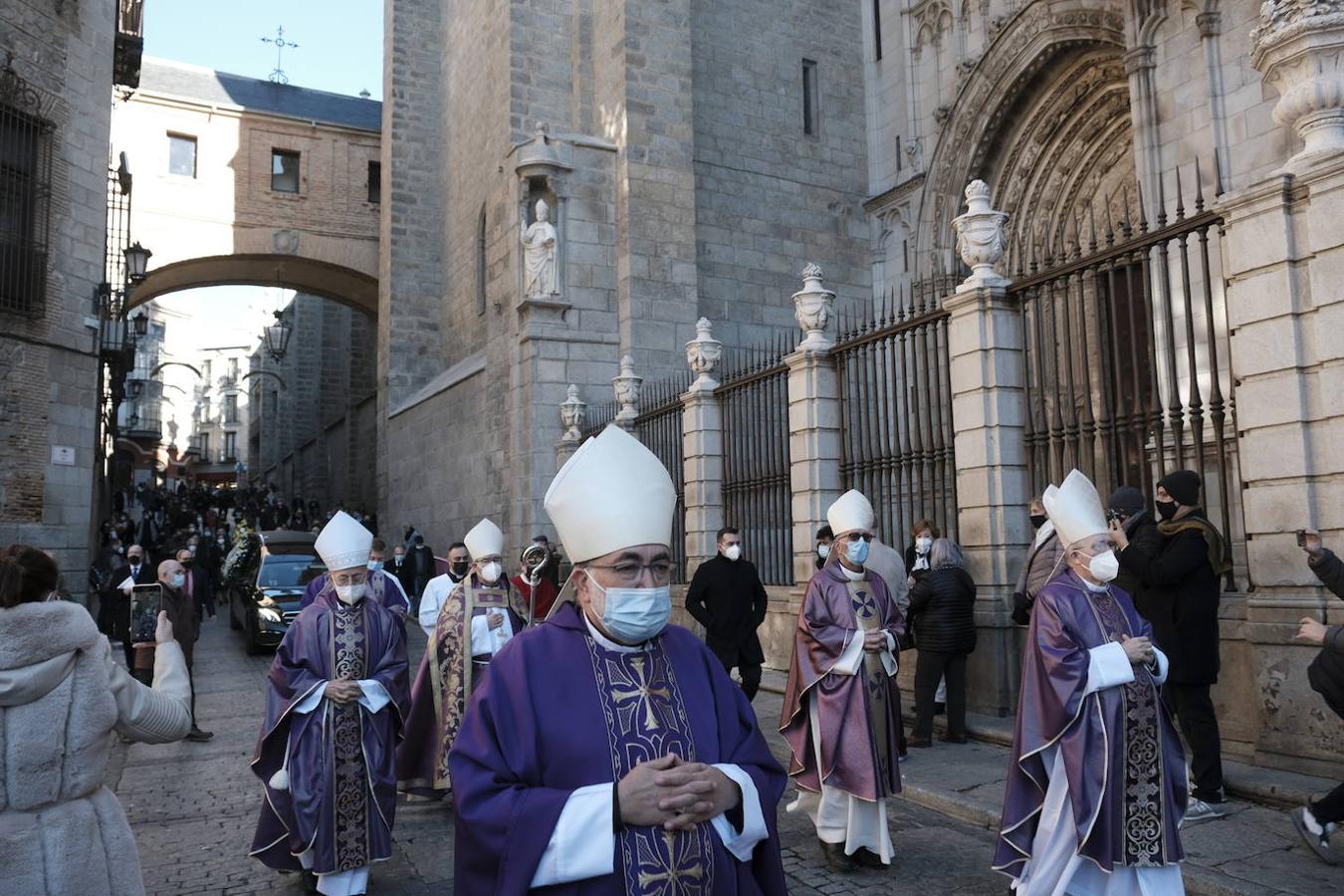 El cuerpo del llanerense Francisco Álvarez, cardenal y arzobispo emérito de Toledo, descansa ya en la Capilla de la Descensión de la catedral toledana. A la solemne misa de exequias presidida por el actual arzobispo de Toledo, Francisco Cerro Chaves, participaron cuatro cardenales –su sucesor, Antonio Cañizares, además de Juan José Omeya, Ricardo Blázquez y Carlos Osoro– así como una nutrida representación de arzobispos, obispos y sacerdotes procedentes de diferentes partes del país. Entre ellos, Jesús Sanz Montes, en representación el Arzobispado de Oviedo.