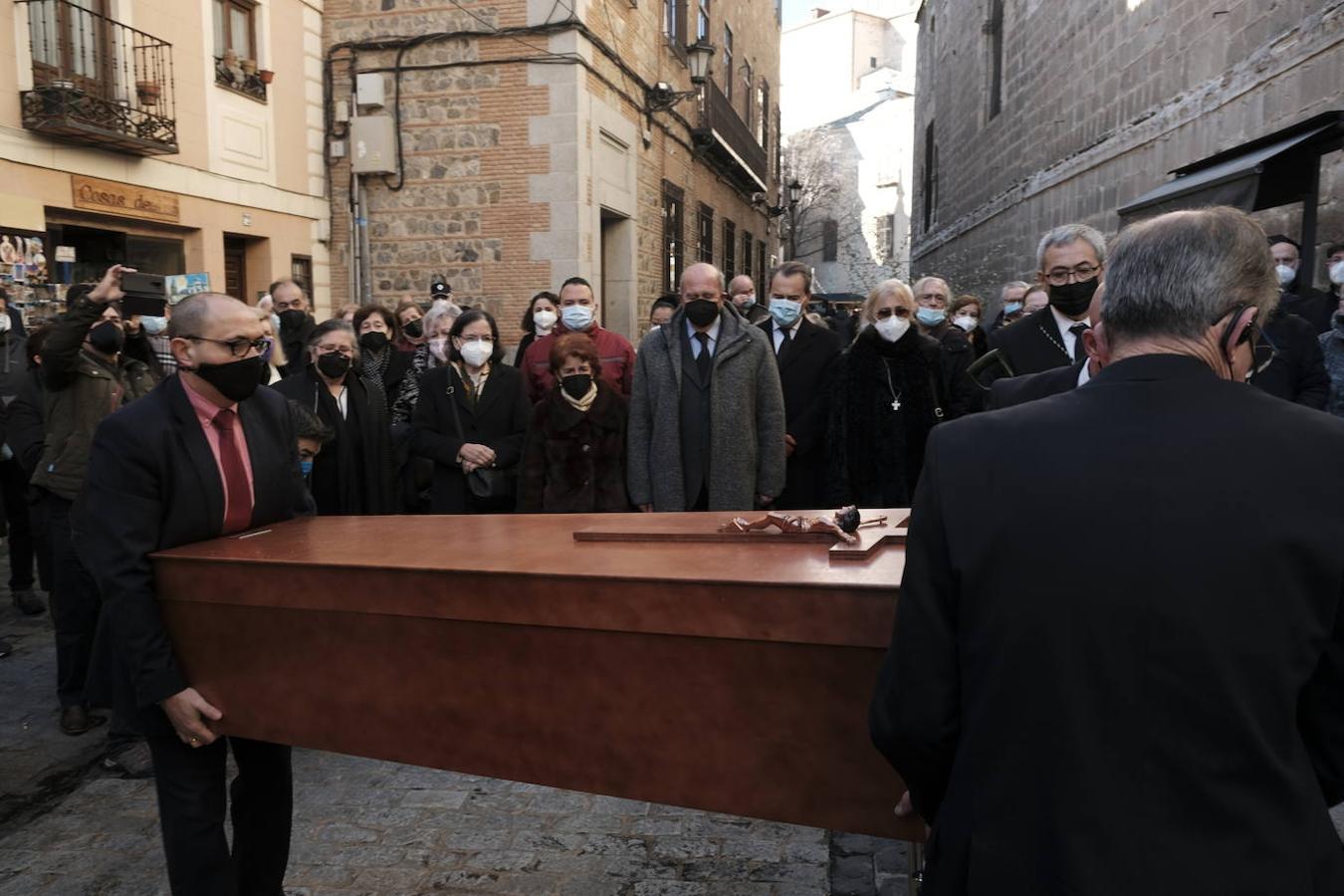 El cuerpo del llanerense Francisco Álvarez, cardenal y arzobispo emérito de Toledo, descansa ya en la Capilla de la Descensión de la catedral toledana. A la solemne misa de exequias presidida por el actual arzobispo de Toledo, Francisco Cerro Chaves, participaron cuatro cardenales –su sucesor, Antonio Cañizares, además de Juan José Omeya, Ricardo Blázquez y Carlos Osoro– así como una nutrida representación de arzobispos, obispos y sacerdotes procedentes de diferentes partes del país. Entre ellos, Jesús Sanz Montes, en representación el Arzobispado de Oviedo.