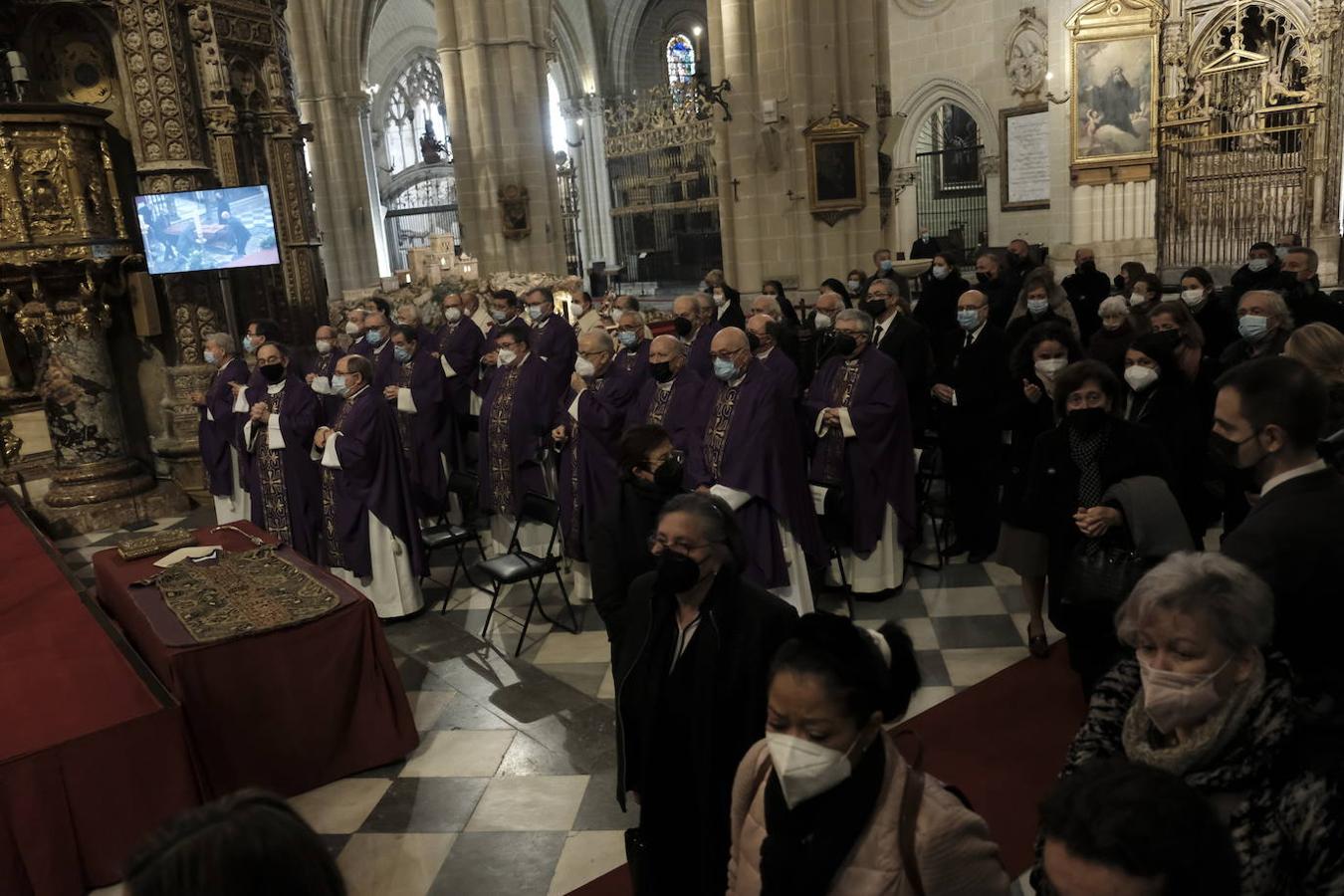 El cuerpo del llanerense Francisco Álvarez, cardenal y arzobispo emérito de Toledo, descansa ya en la Capilla de la Descensión de la catedral toledana. A la solemne misa de exequias presidida por el actual arzobispo de Toledo, Francisco Cerro Chaves, participaron cuatro cardenales –su sucesor, Antonio Cañizares, además de Juan José Omeya, Ricardo Blázquez y Carlos Osoro– así como una nutrida representación de arzobispos, obispos y sacerdotes procedentes de diferentes partes del país. Entre ellos, Jesús Sanz Montes, en representación el Arzobispado de Oviedo.