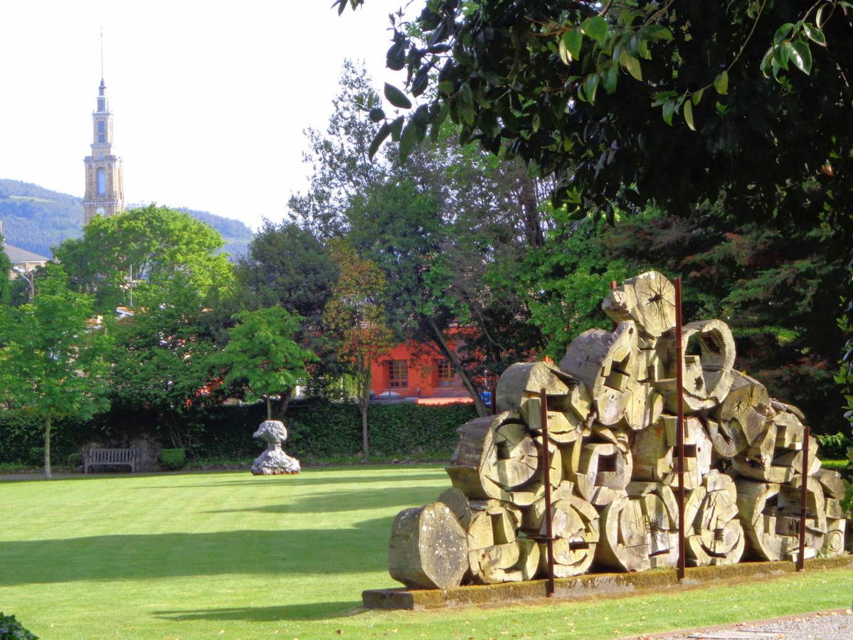 El jardín de la finca La Redonda se trata del principal jardín escultórico de Asturias lo que le imprime también ese salto cualitativo, con destacables obras de artistas como Maojo o Camín, el cual ya ha sido varias veces calificado por autoridades en la materia, como los geógrafos Ramón Alvargonzález y Rodrigo Álvarez Brecht, como el más rico y espectacular de la parroquia de Somió (Gijón), tanto por su dilatada historia, como por su diseño y su variedad botánica; a lo que hay que añadir la antigüedad de un centenar de ejemplares que superan o se aproximan al siglo de vida.