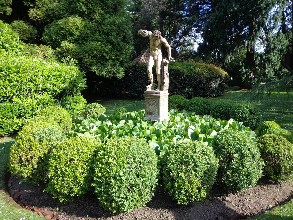El jardín de la finca La Redonda se trata del principal jardín escultórico de Asturias lo que le imprime también ese salto cualitativo, con destacables obras de artistas como Maojo o Camín, el cual ya ha sido varias veces calificado por autoridades en la materia, como los geógrafos Ramón Alvargonzález y Rodrigo Álvarez Brecht, como el más rico y espectacular de la parroquia de Somió (Gijón), tanto por su dilatada historia, como por su diseño y su variedad botánica; a lo que hay que añadir la antigüedad de un centenar de ejemplares que superan o se aproximan al siglo de vida.