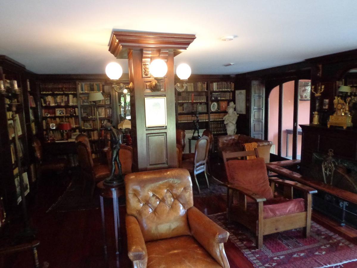 El jardín de la finca La Redonda se trata del principal jardín escultórico de Asturias lo que le imprime también ese salto cualitativo, con destacables obras de artistas como Maojo o Camín, el cual ya ha sido varias veces calificado por autoridades en la materia, como los geógrafos Ramón Alvargonzález y Rodrigo Álvarez Brecht, como el más rico y espectacular de la parroquia de Somió (Gijón), tanto por su dilatada historia, como por su diseño y su variedad botánica; a lo que hay que añadir la antigüedad de un centenar de ejemplares que superan o se aproximan al siglo de vida.