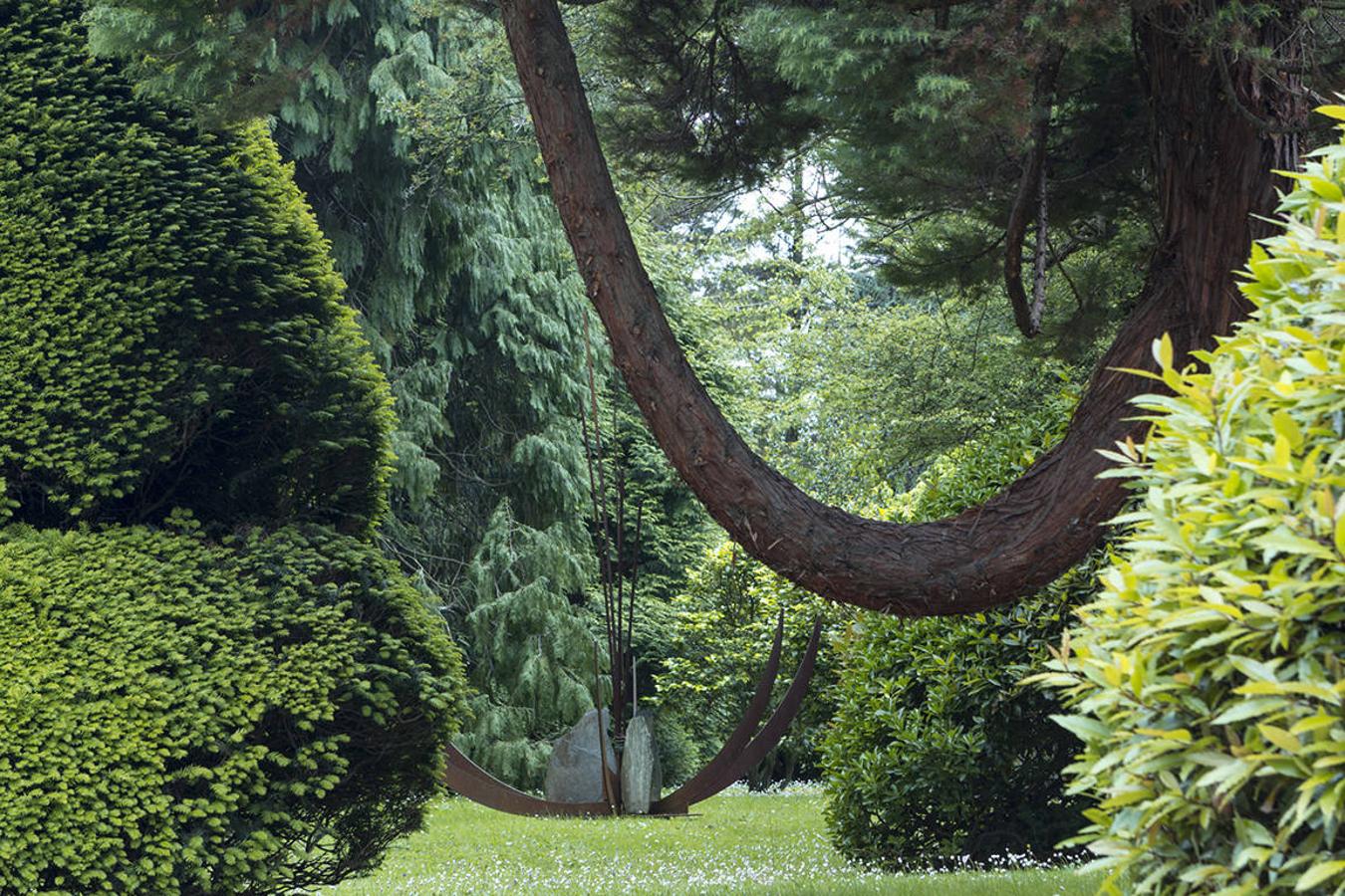 El jardín de la finca La Redonda se trata del principal jardín escultórico de Asturias lo que le imprime también ese salto cualitativo, con destacables obras de artistas como Maojo o Camín, el cual ya ha sido varias veces calificado por autoridades en la materia, como los geógrafos Ramón Alvargonzález y Rodrigo Álvarez Brecht, como el más rico y espectacular de la parroquia de Somió (Gijón), tanto por su dilatada historia, como por su diseño y su variedad botánica; a lo que hay que añadir la antigüedad de un centenar de ejemplares que superan o se aproximan al siglo de vida.