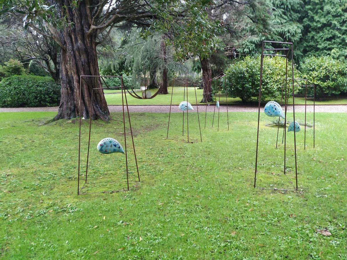 El jardín de la finca La Redonda se trata del principal jardín escultórico de Asturias lo que le imprime también ese salto cualitativo, con destacables obras de artistas como Maojo o Camín, el cual ya ha sido varias veces calificado por autoridades en la materia, como los geógrafos Ramón Alvargonzález y Rodrigo Álvarez Brecht, como el más rico y espectacular de la parroquia de Somió (Gijón), tanto por su dilatada historia, como por su diseño y su variedad botánica; a lo que hay que añadir la antigüedad de un centenar de ejemplares que superan o se aproximan al siglo de vida.