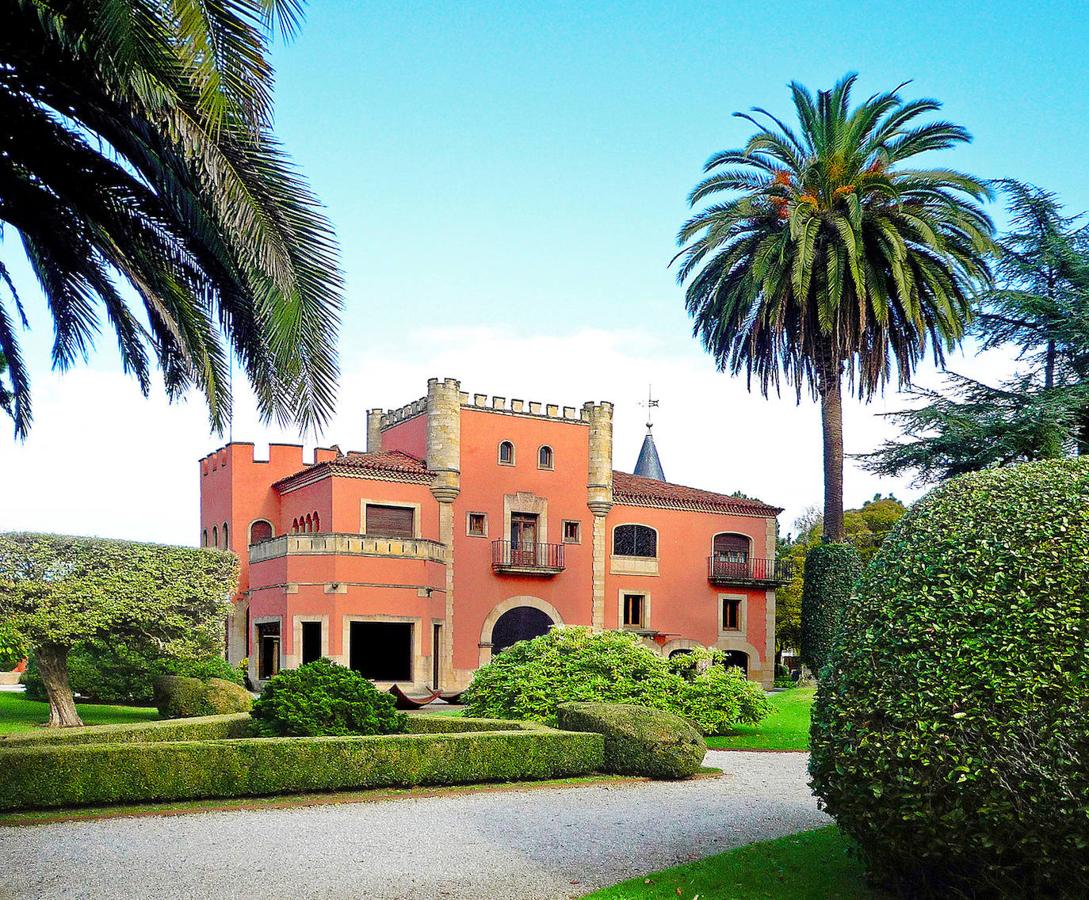 El jardín de la finca La Redonda se trata del principal jardín escultórico de Asturias lo que le imprime también ese salto cualitativo, con destacables obras de artistas como Maojo o Camín, el cual ya ha sido varias veces calificado por autoridades en la materia, como los geógrafos Ramón Alvargonzález y Rodrigo Álvarez Brecht, como el más rico y espectacular de la parroquia de Somió (Gijón), tanto por su dilatada historia, como por su diseño y su variedad botánica; a lo que hay que añadir la antigüedad de un centenar de ejemplares que superan o se aproximan al siglo de vida.