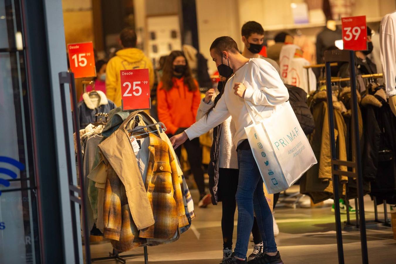 La de este 7 de enero ha sido una primera jornada de rebajas atípica. Por lo general, en las calles de las ciudades asturianas o en los centros comerciales de la región, no se han registrado grandes aglomeraciones. Estos descuentos que llegan después de Reyes han estado más protagonizados por las devoluciones que por las compras, recibidos con poco entusiamo por parte de los clientes.