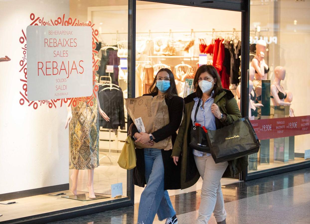 La de este 7 de enero ha sido una primera jornada de rebajas atípica. Por lo general, en las calles de las ciudades asturianas o en los centros comerciales de la región, no se han registrado grandes aglomeraciones. Estos descuentos que llegan después de Reyes han estado más protagonizados por las devoluciones que por las compras, recibidos con poco entusiamo por parte de los clientes.