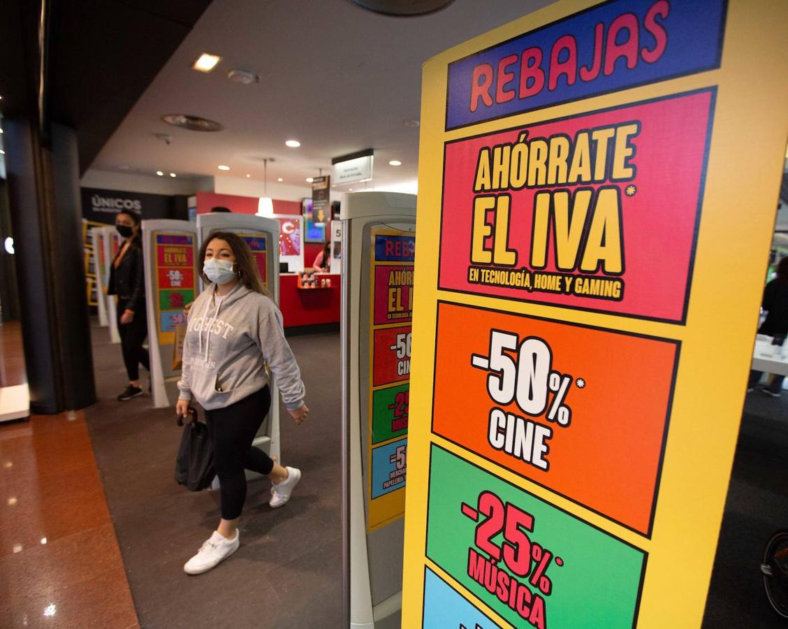 La de este 7 de enero ha sido una primera jornada de rebajas atípica. Por lo general, en las calles de las ciudades asturianas o en los centros comerciales de la región, no se han registrado grandes aglomeraciones. Estos descuentos que llegan después de Reyes han estado más protagonizados por las devoluciones que por las compras, recibidos con poco entusiamo por parte de los clientes.