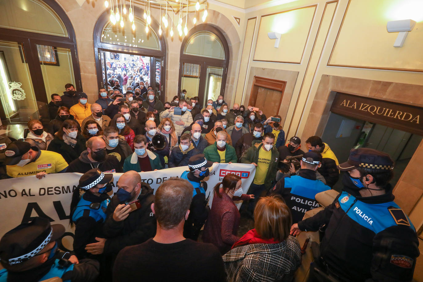 Más de medio millar de trabajadores de Alu Ibérica y sus familiares se han agolpado frente al Ayuntamiento de Avilés para exigir la intervención de la Sociedad Estatal de Participaciones Industriales (SEPI) y exigir que se paralicen el ERE