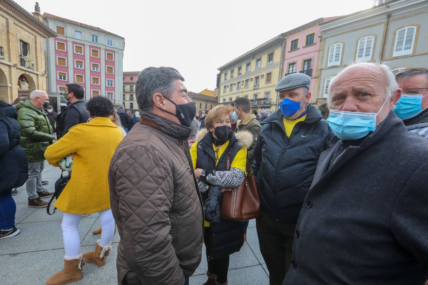 Más de medio millar de trabajadores de Alu Ibérica y sus familiares se han agolpado frente al Ayuntamiento de Avilés para exigir la intervención de la Sociedad Estatal de Participaciones Industriales (SEPI) y exigir que se paralicen el ERE