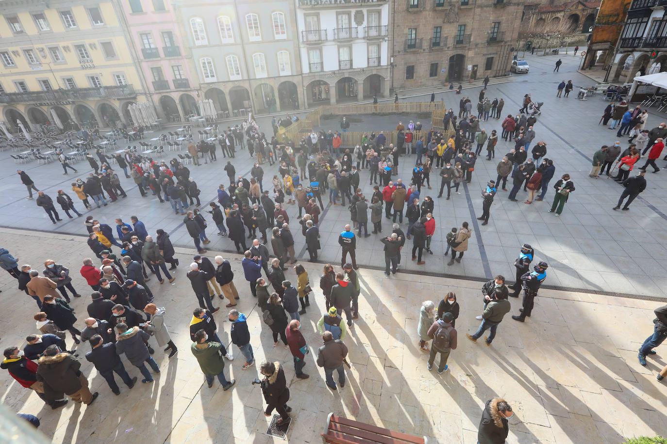 Más de medio millar de trabajadores de Alu Ibérica y sus familiares se han agolpado frente al Ayuntamiento de Avilés para exigir la intervención de la Sociedad Estatal de Participaciones Industriales (SEPI) y exigir que se paralicen el ERE
