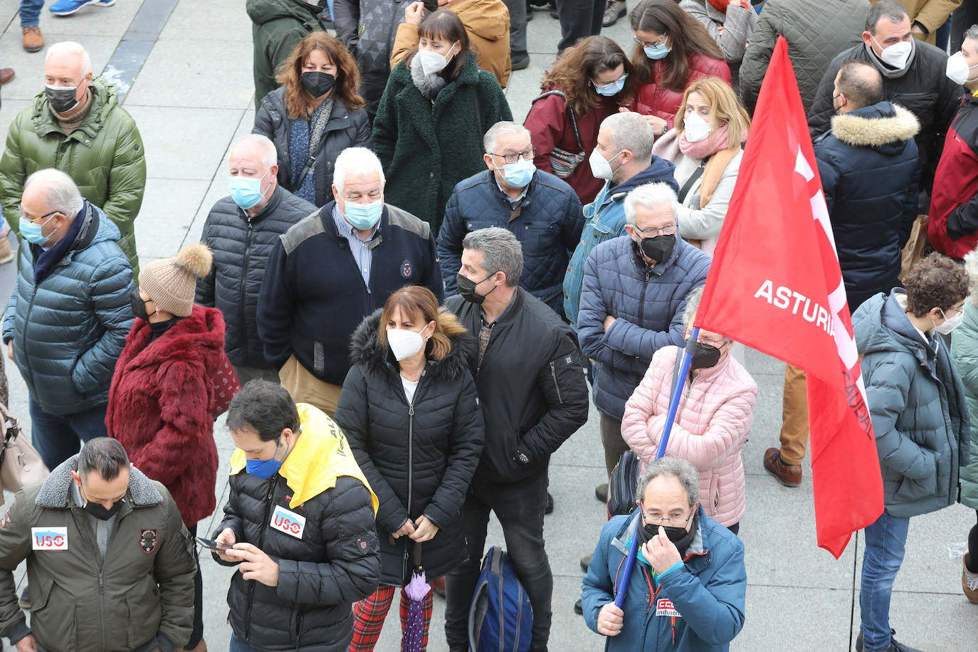 Más de medio millar de trabajadores de Alu Ibérica y sus familiares se han agolpado frente al Ayuntamiento de Avilés para exigir la intervención de la Sociedad Estatal de Participaciones Industriales (SEPI) y exigir que se paralicen el ERE