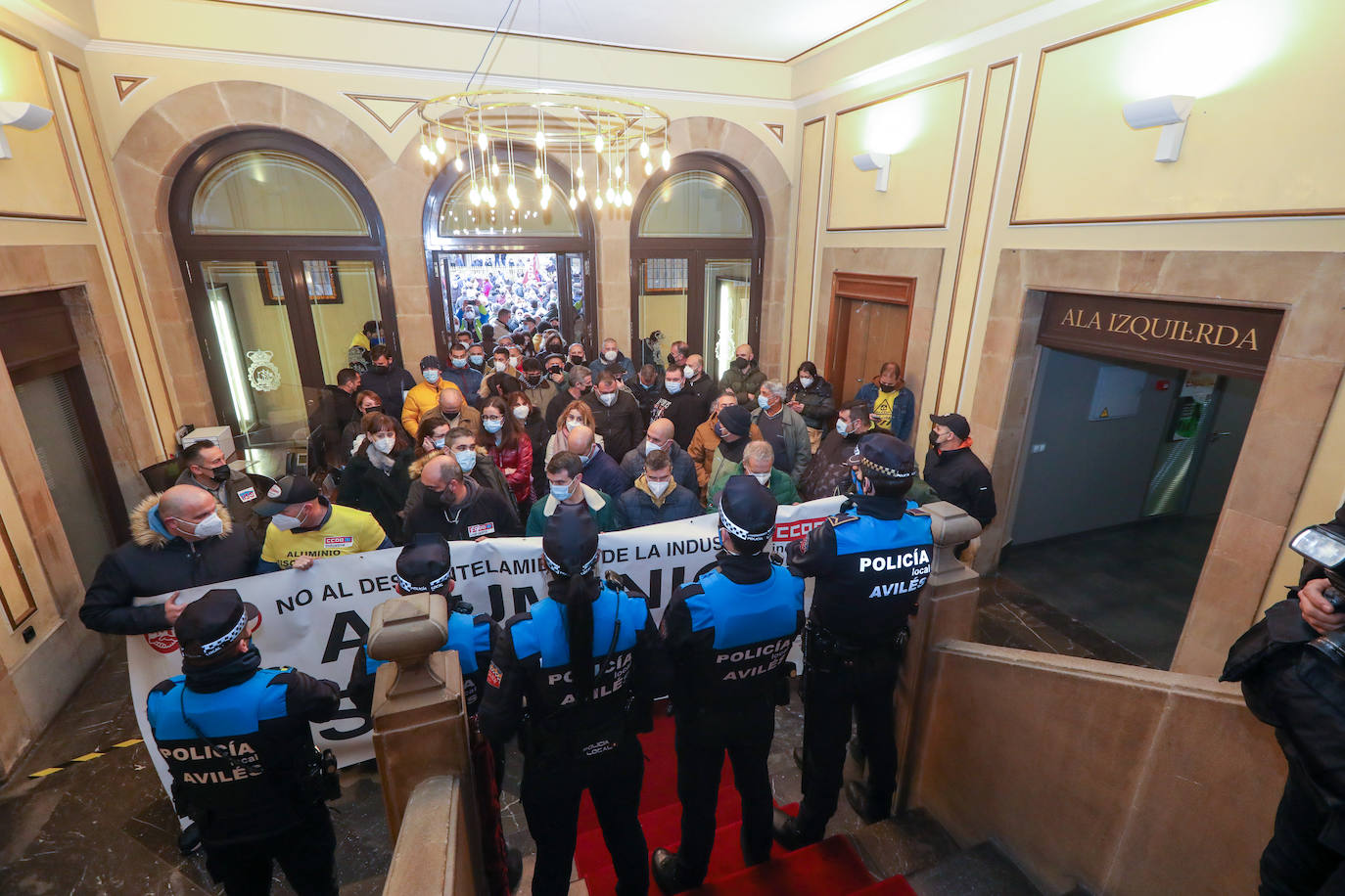 Más de medio millar de trabajadores de Alu Ibérica y sus familiares se han agolpado frente al Ayuntamiento de Avilés para exigir la intervención de la Sociedad Estatal de Participaciones Industriales (SEPI) y exigir que se paralicen el ERE