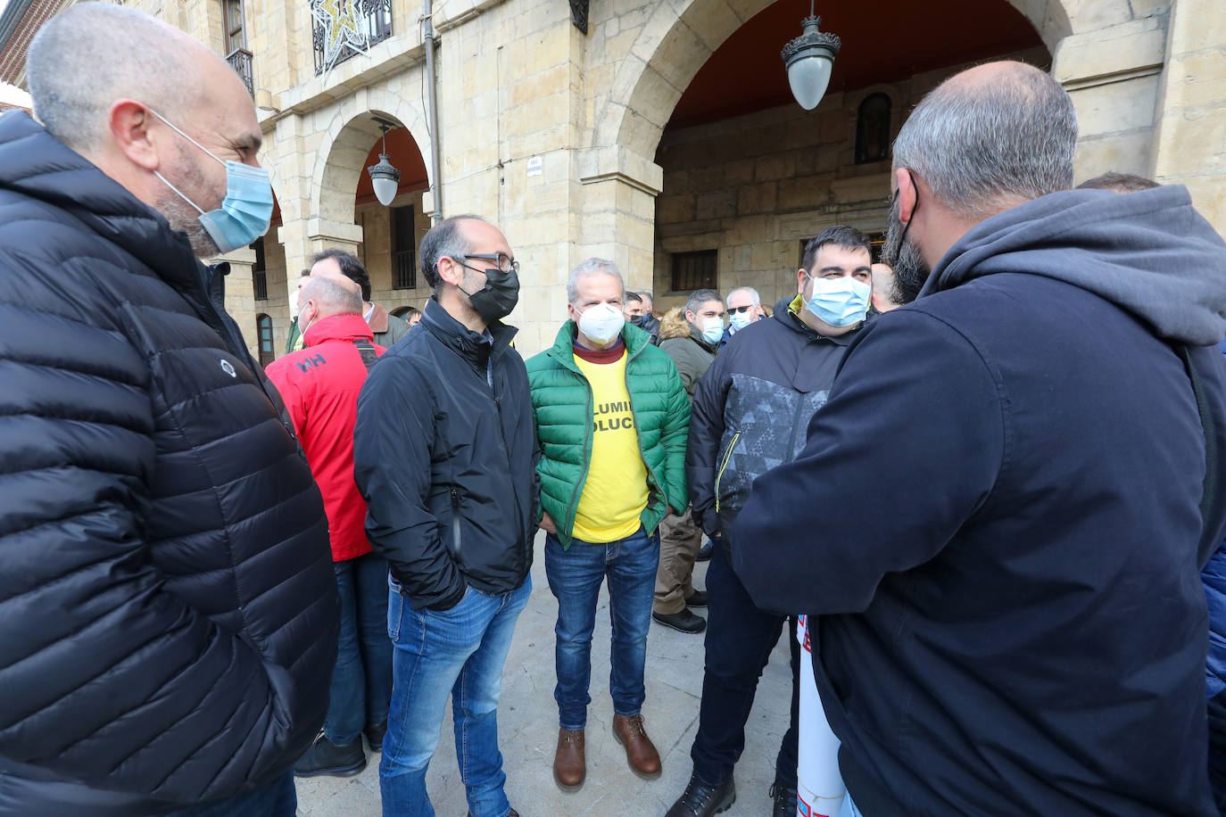 Más de medio millar de trabajadores de Alu Ibérica y sus familiares se han agolpado frente al Ayuntamiento de Avilés para exigir la intervención de la Sociedad Estatal de Participaciones Industriales (SEPI) y exigir que se paralicen el ERE