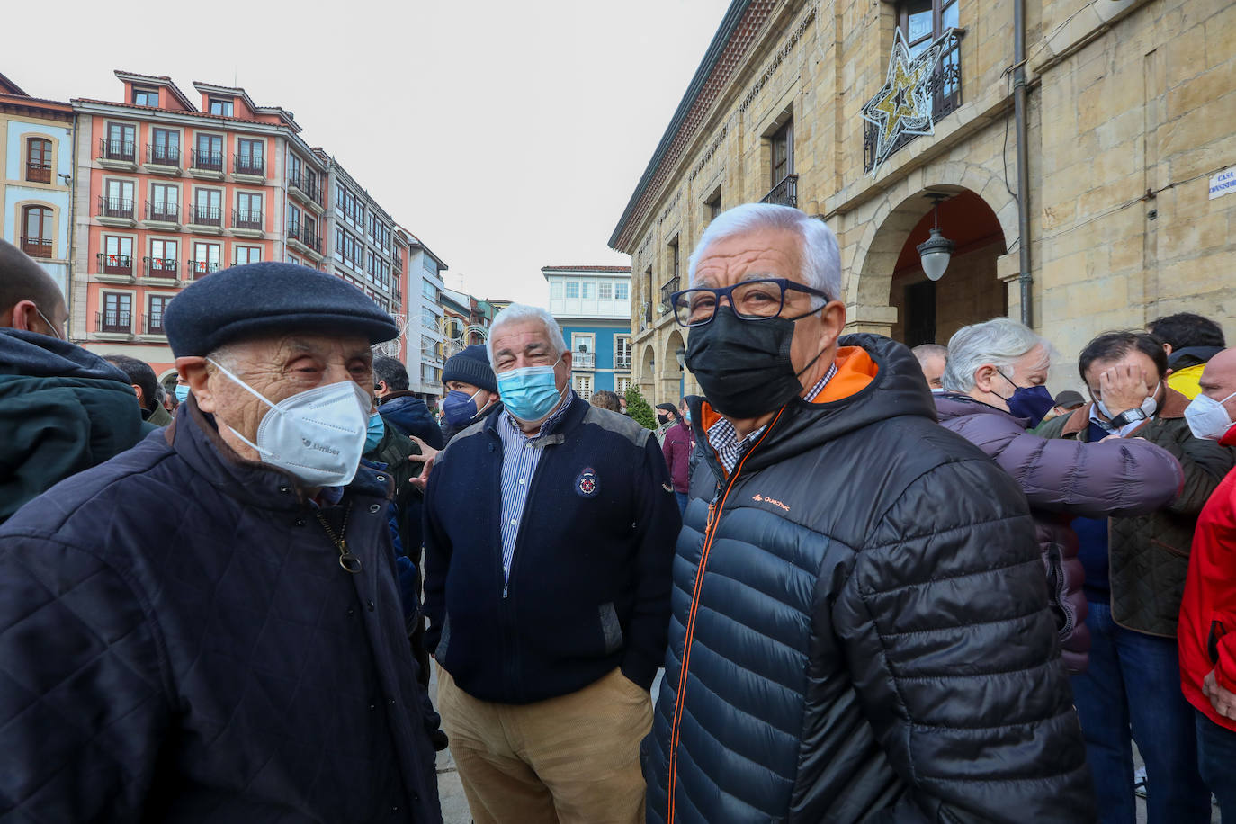 Más de medio millar de trabajadores de Alu Ibérica y sus familiares se han agolpado frente al Ayuntamiento de Avilés para exigir la intervención de la Sociedad Estatal de Participaciones Industriales (SEPI) y exigir que se paralicen el ERE