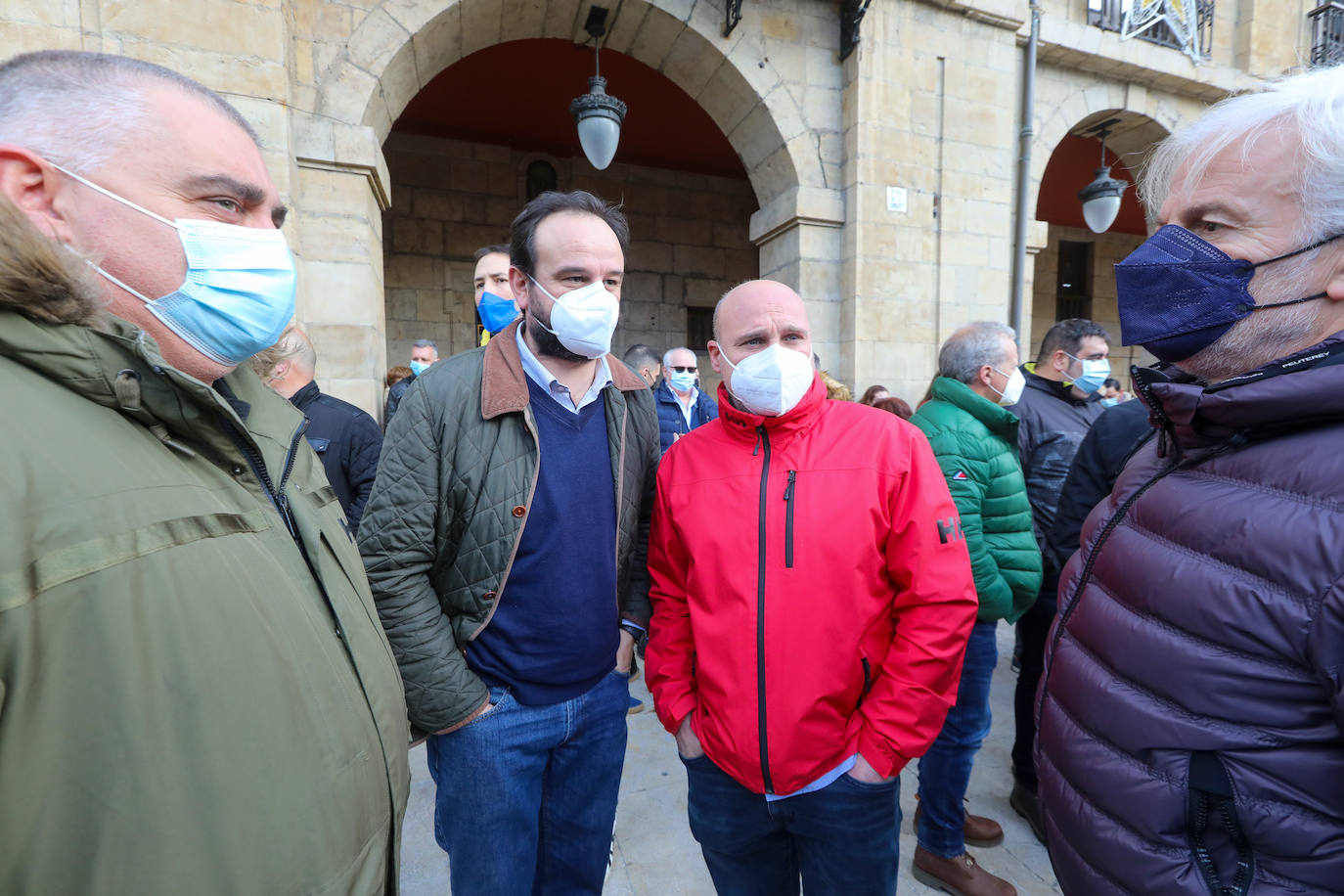 Más de medio millar de trabajadores de Alu Ibérica y sus familiares se han agolpado frente al Ayuntamiento de Avilés para exigir la intervención de la Sociedad Estatal de Participaciones Industriales (SEPI) y exigir que se paralicen el ERE