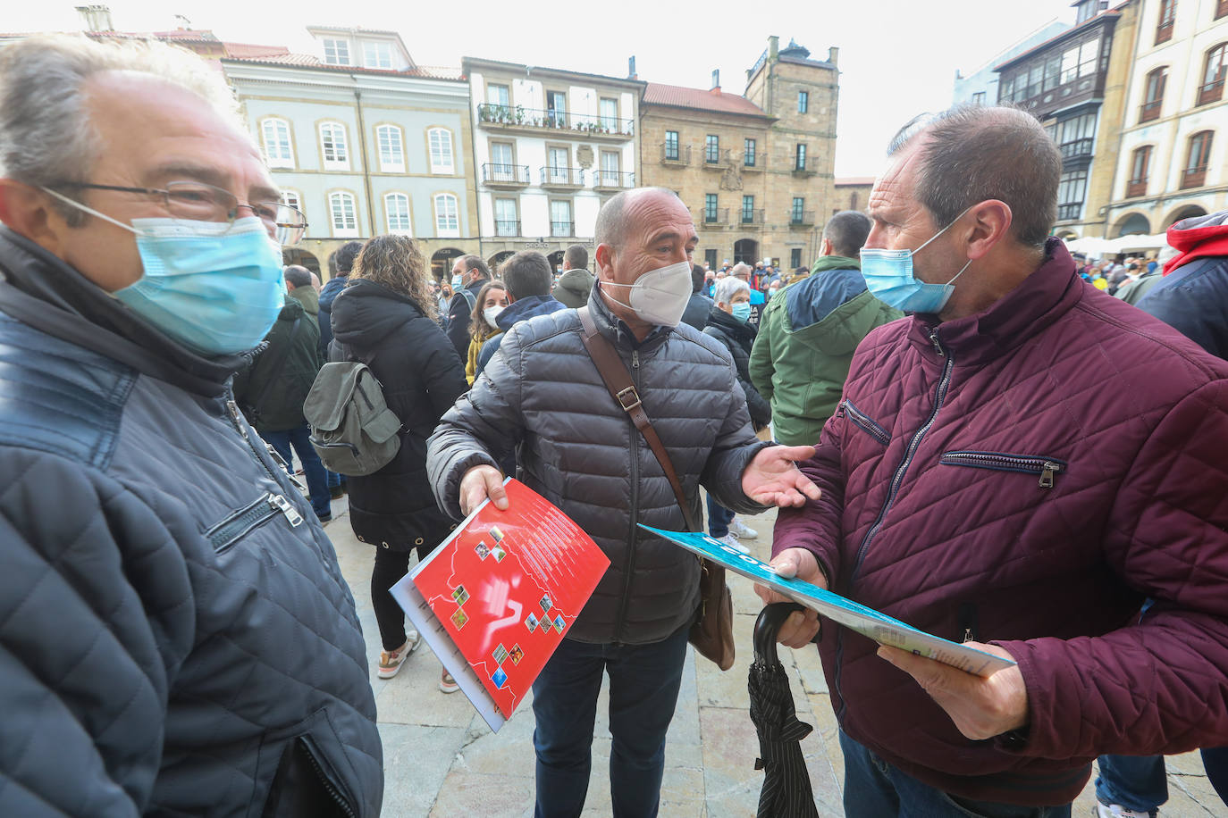 Más de medio millar de trabajadores de Alu Ibérica y sus familiares se han agolpado frente al Ayuntamiento de Avilés para exigir la intervención de la Sociedad Estatal de Participaciones Industriales (SEPI) y exigir que se paralicen el ERE