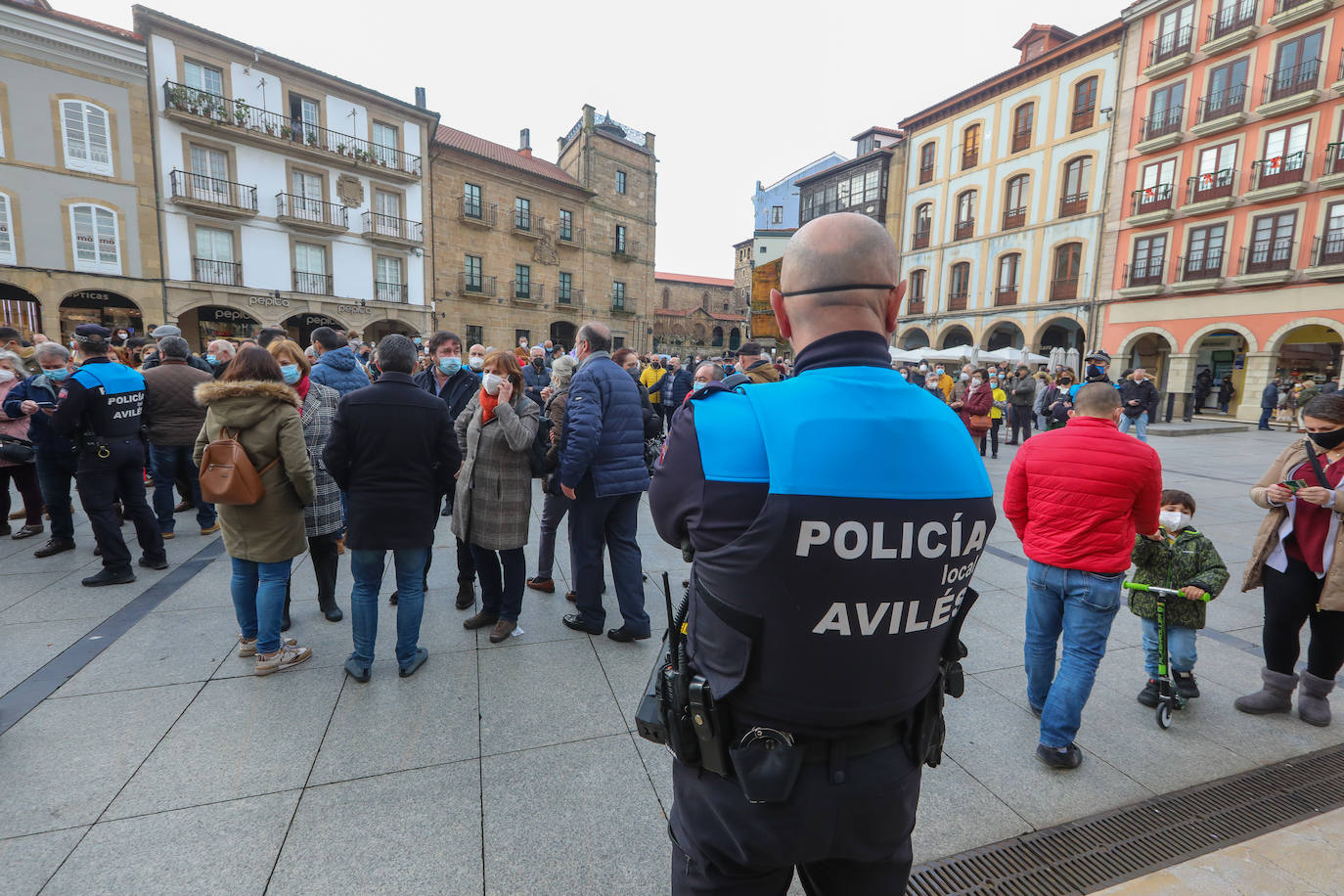Más de medio millar de trabajadores de Alu Ibérica y sus familiares se han agolpado frente al Ayuntamiento de Avilés para exigir la intervención de la Sociedad Estatal de Participaciones Industriales (SEPI) y exigir que se paralicen el ERE