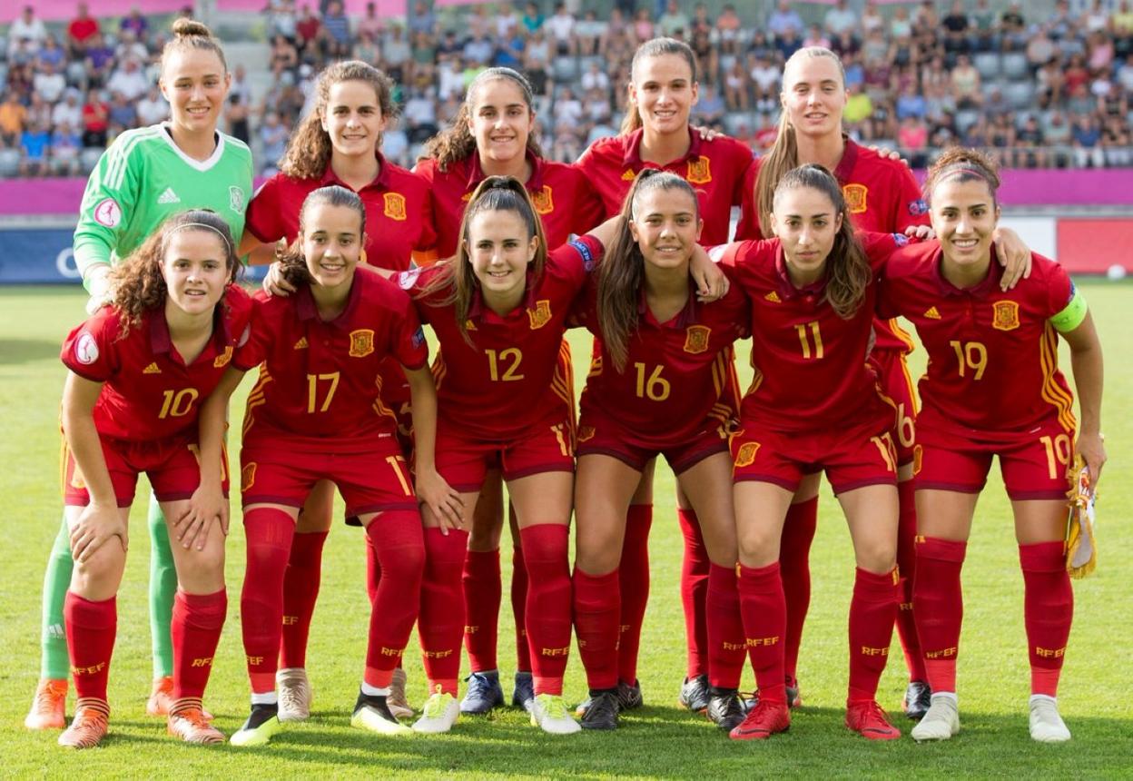 La guardameta María Echezarreta, arriba a la izquierda, con la selección española sub-19 que ganó el Campeonato de Europa.